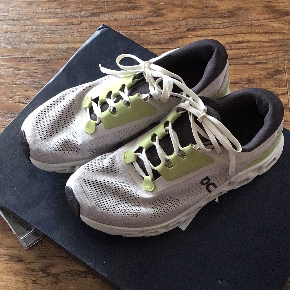 On Running Women’s 8 White and Green Running Shoes